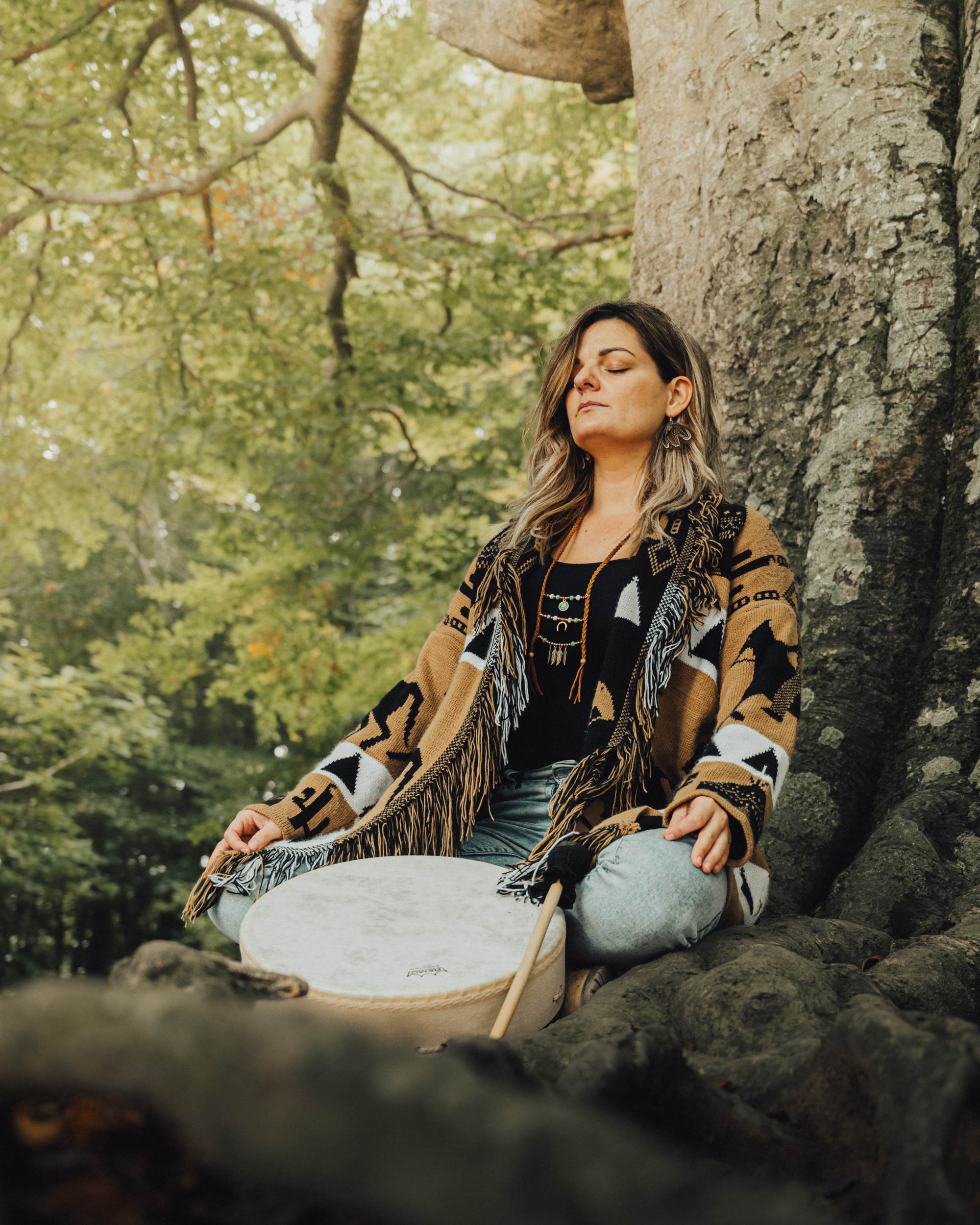 Maria Gómez en un momento de meditación junto a un árbol