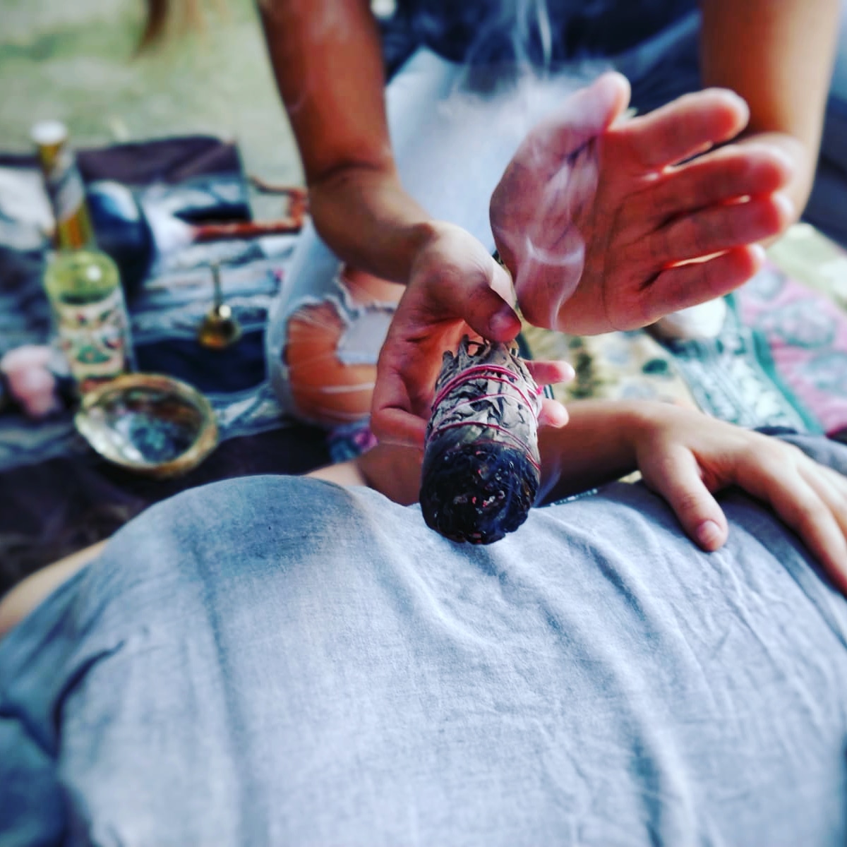 Trabajo ritual con salvia durante una sesión de Maria Gómez